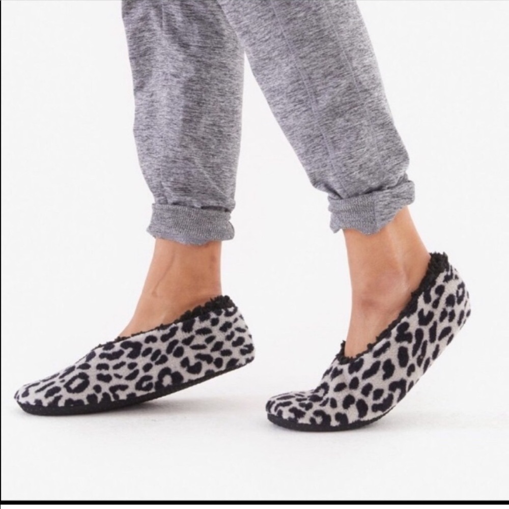 Isaac Mizrahi leopard slippers